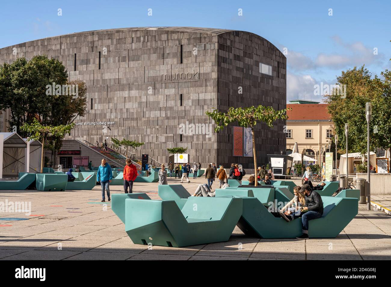 Hofmöbel Enzis und das MUMOK, das Museum Moderner Kunst im MuseumsQuartier MQ in Wien, Österreich, Europa  |  Courtyard seats and the the Modern Arts Stock Photo