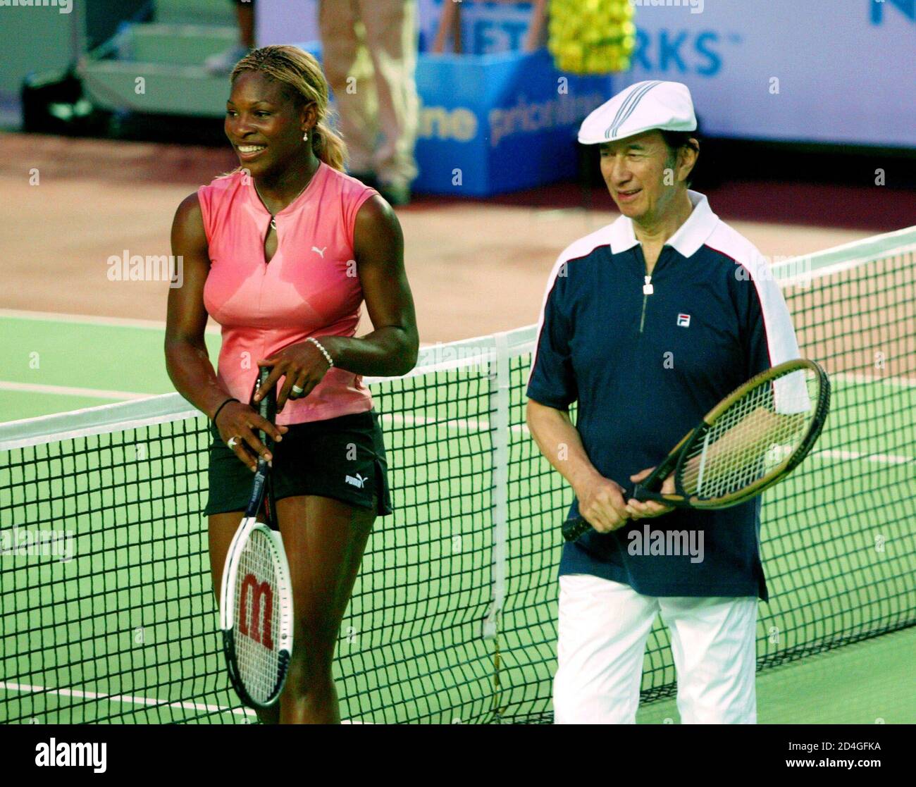 World Number One ranking tennis player Serena Williams (L) from the United  States and Macau tycoon Stanley Ho, who owns 10 casinos in the enclave,  walk off the court after a demonstration