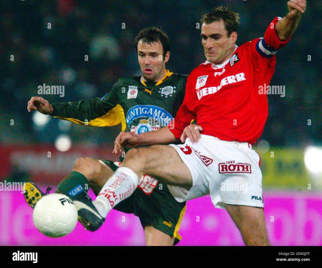 In der Fussball-Bundesliga gewann heute, am 23. November 2003, GAK gegen  Sturm Graz 1:0. Im Bild Mario Haas (L) und Anton Ehmann. REUTERS/Daniel  Raunig REUTERS HPB Stock Photo - Alamy