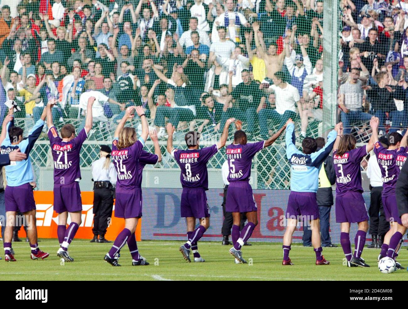 Das Fussball-Bundesligaspiel Rapid gegen Austria endete heute am 2.Mai 2004 in Wien 1:2. Im Bild jubeln die Austriaspieler nach dem Sieg. REUTERS/Robert Zolles REUTERS  PR/ Stock Photo