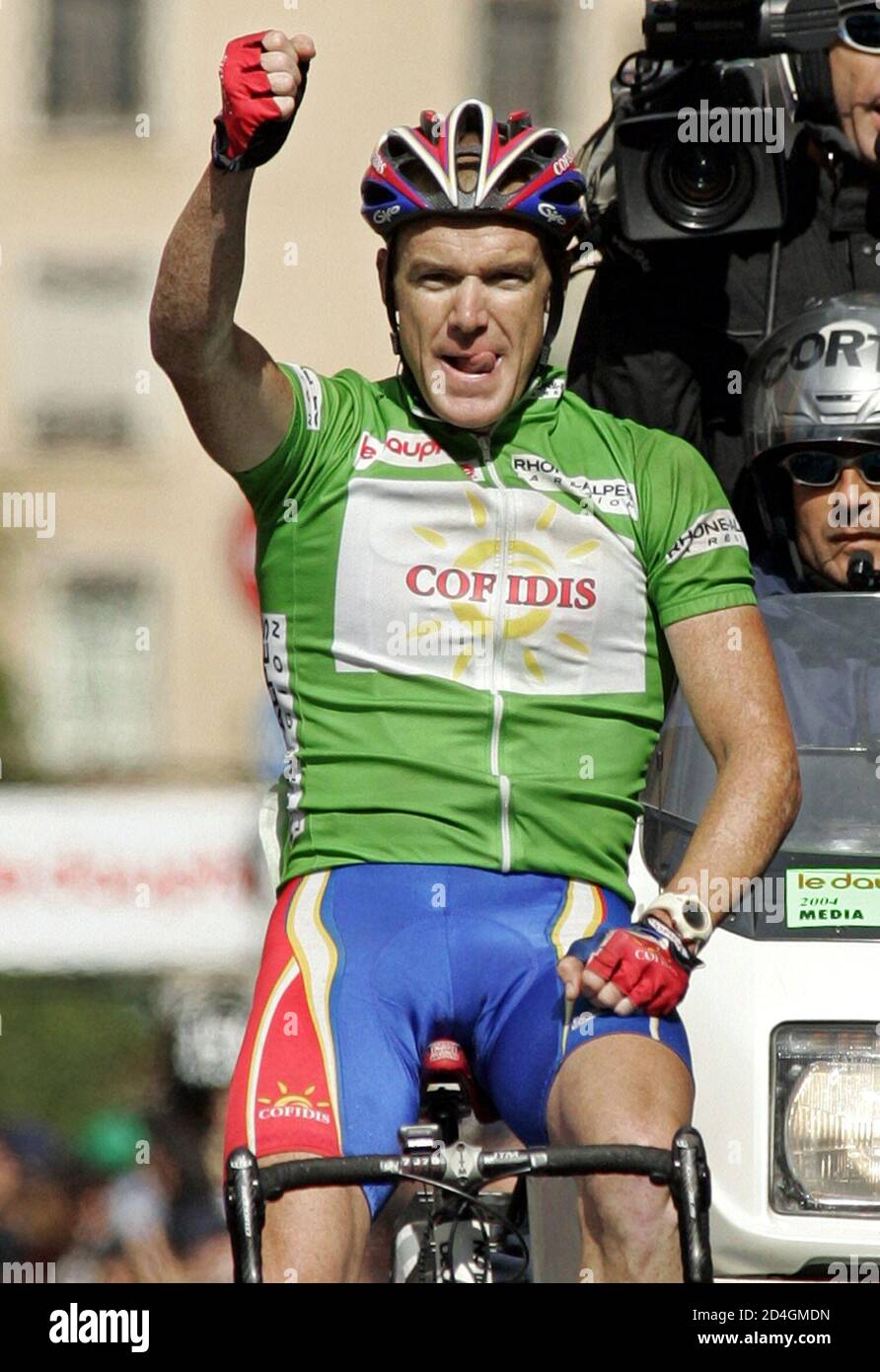 Australian Stuart O'Grady celebrates on the finish line after winning the  last 200-km mountain stage around Grenoble at the Dauphine Libere cycle  race, in Grenoble, June 13, 2004. [Spain's Iban Mayo won