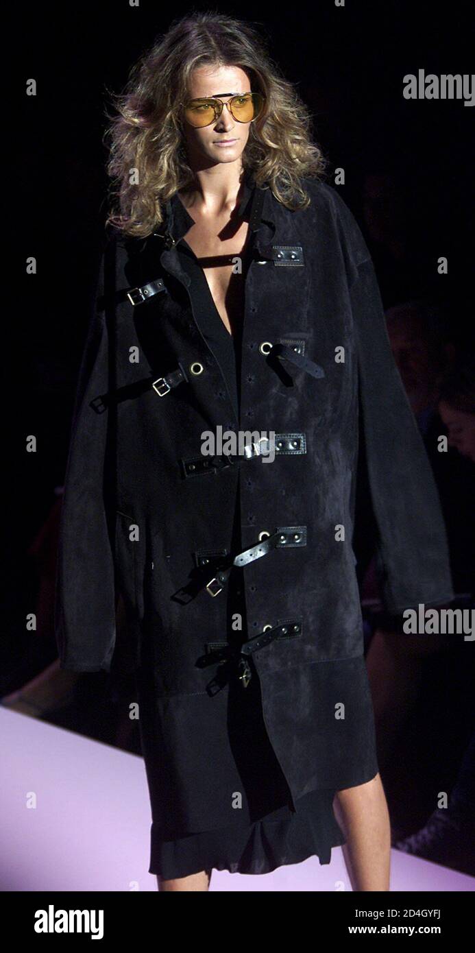 A model displays an outfit as part of Gucci's Spring/Summer ready-to-wear  women's collection 2002 in Milan September 29, 2001. The Milan fashion  shows will run until October 3 Stock Photo - Alamy