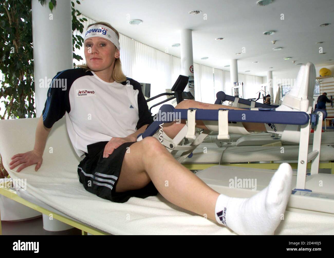 Die verletzte oesterreichische Skirennlaeuferin Renate Goetschl gab am Donnerstag, dem 28. Maerz 2002, in der Klinik von Dr. Christian Schenk in Schruns ihre erste Pressekonferenz nach ihrem schweren Sturz. REUTERS/Miro Kuzmanovic REUTERS  LF/ Stock Photo