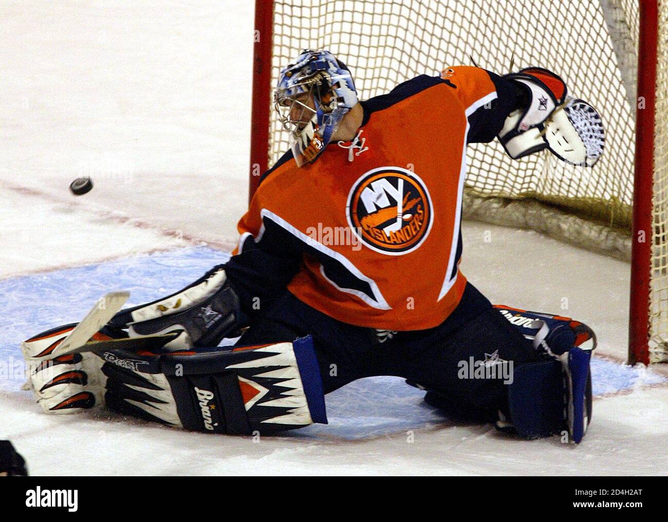New York Islanders goalie Garth Snow makes a save against the Philadelphia  Flyers during first period NHL action in Philadelphia, Pennsylvania,  January 24, 2003. REUTERS/Beverly Schaefer BKS/ME Stock Photo - Alamy