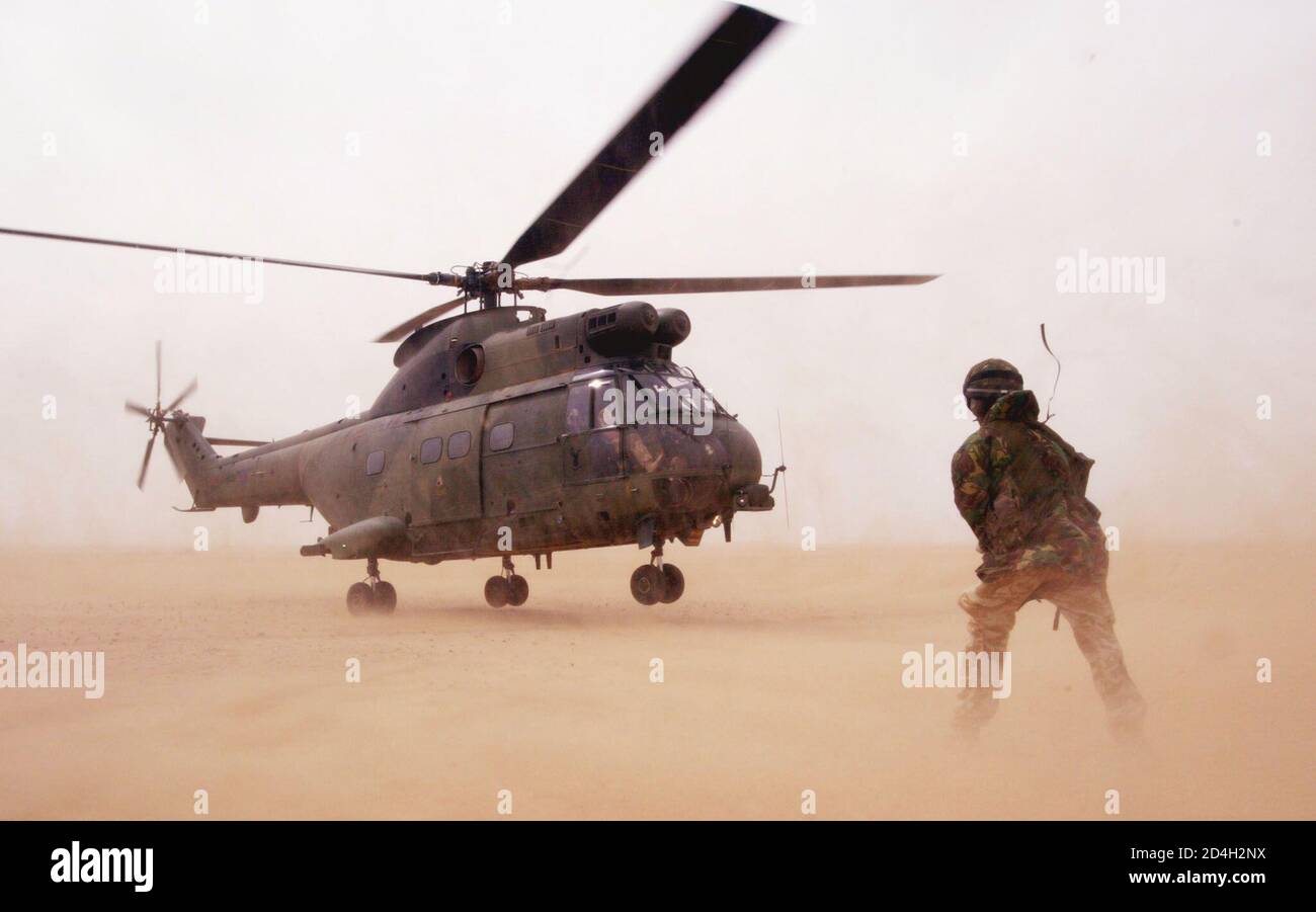 HAND OUT IMAGE SHOWING BRITISH ROYAL AIR FORCE PUMA HELICOPTER PREPARING TO  TAKE OFF DURING OPERATION TELIC IN KUWAIT Stock Photo - Alamy