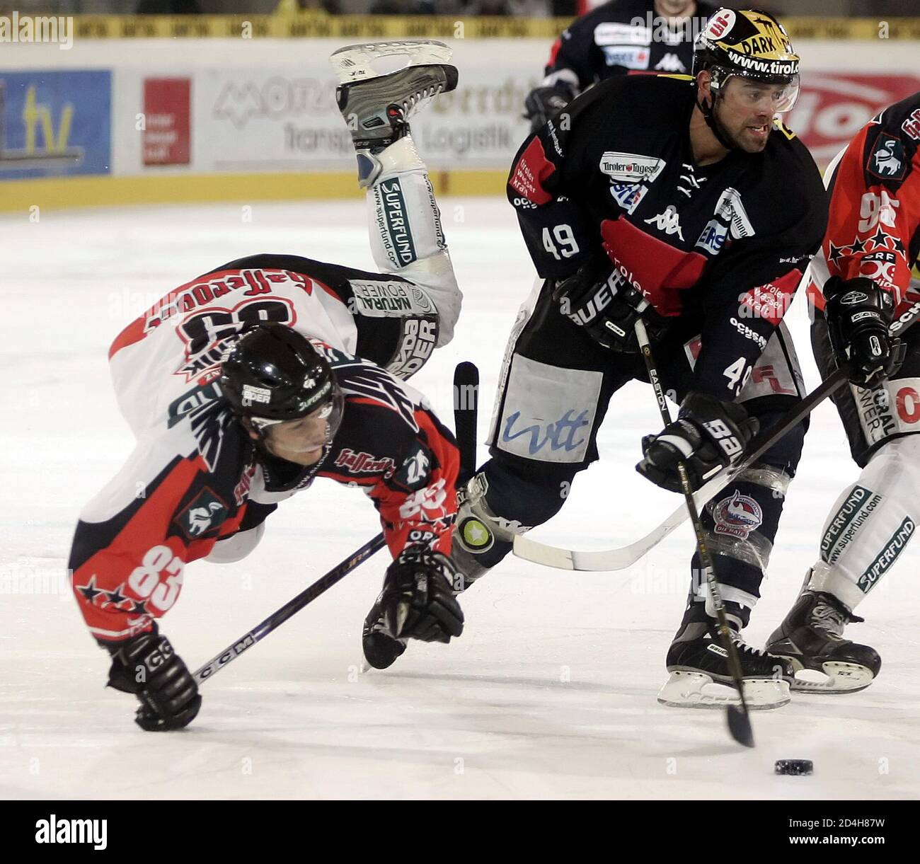 Gestern, am 23 November 2004, fand in Innsbruck das Eishockey-Bundesligaspiel zwischen dem HC Innsbruck und den Black Wings Linz statt. Im Bild kampfen Georg Privoznik (Linz, L) und Martin Hohenberger (HCI) um den Puck. REUTERS/Dominic Ebenbichler REUTERS  HPB/ Stock Photo