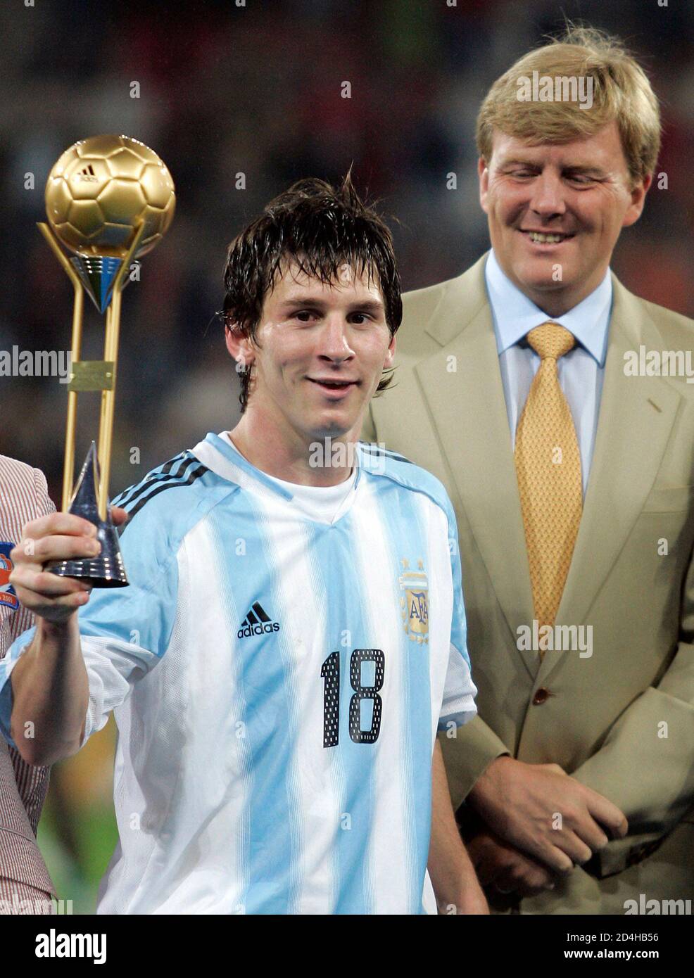 Argentina S Lionel Messi Holds The Trophy As He Celebrates With Teammates After Beating 1 0 Brazil In The Copa America Final Soccer Match Stock Photo Alamy Argentina S Lionel Messi Holds The Trophy As He Celebrates With Teammates After Beating 1 0 Brazil In The Copa America Final Soccer Match Stock Photo Alamy