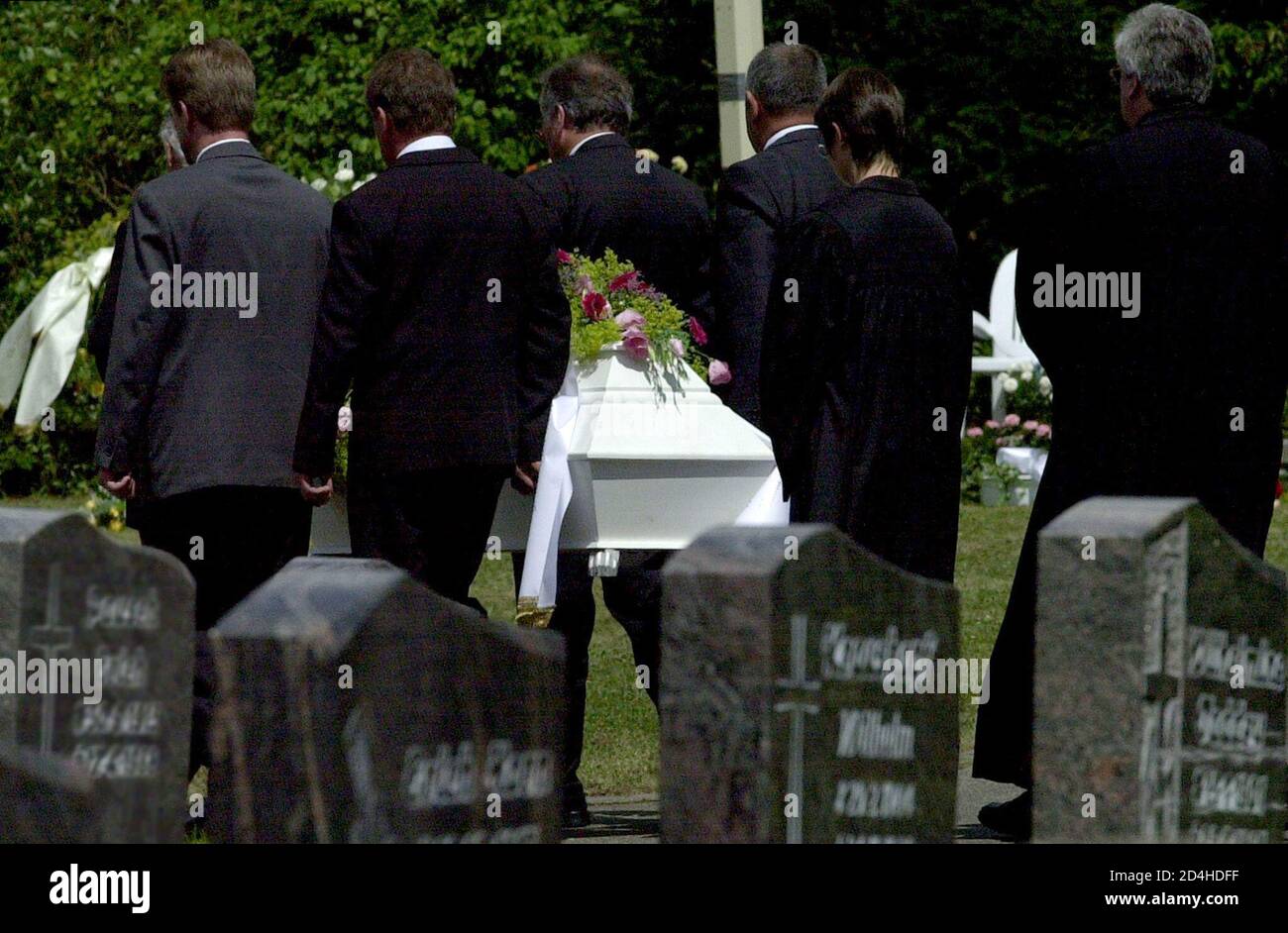 Pallbearers Carry The Coffin Of The Murdererd Eight Year Old Julia In Biebertal Rodheim Near Giessen July 11 01 Julia Was Found Dead In The Woods Of The Village Of Niddatal Near Friedberg On