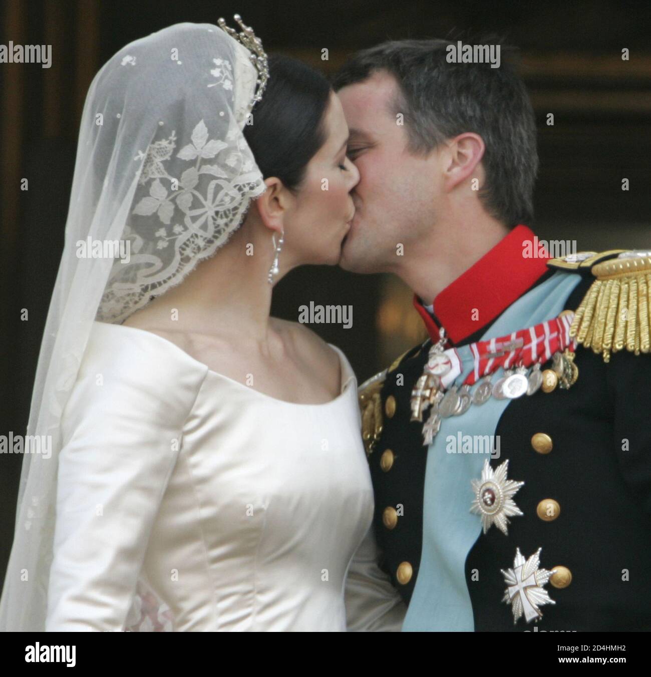 DANISH CROWN PRINCE FREDERIK AND HIS NEWLY WED WIFE CROWN PRINCESS MARY KISS  ON THE BALCONY OF AMALIENBORG PALACE IN COPENHAGEN. Danish Crown Prince  Frederik and his newly wed wife Crown Princess