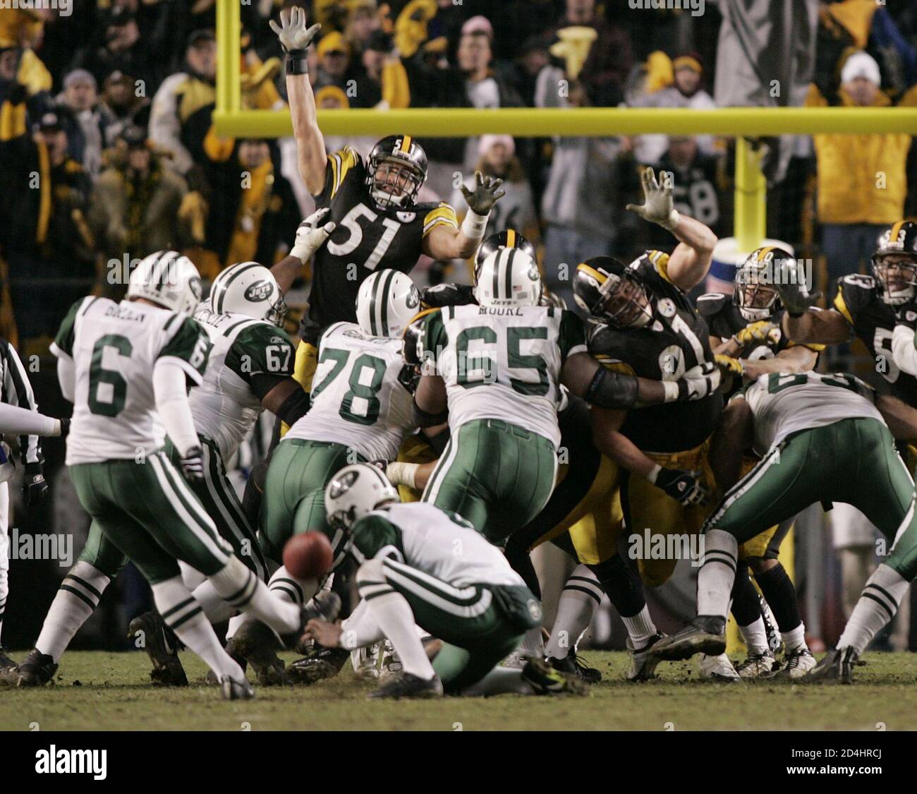 New York Jets kicker Doug Brien (6) misses a 43-yard field goal attempt,  with four seconds left in their AFC Divisional playoff game against the  Pittsburgh Steelers, in Pittsburgh, January 15, 2005.