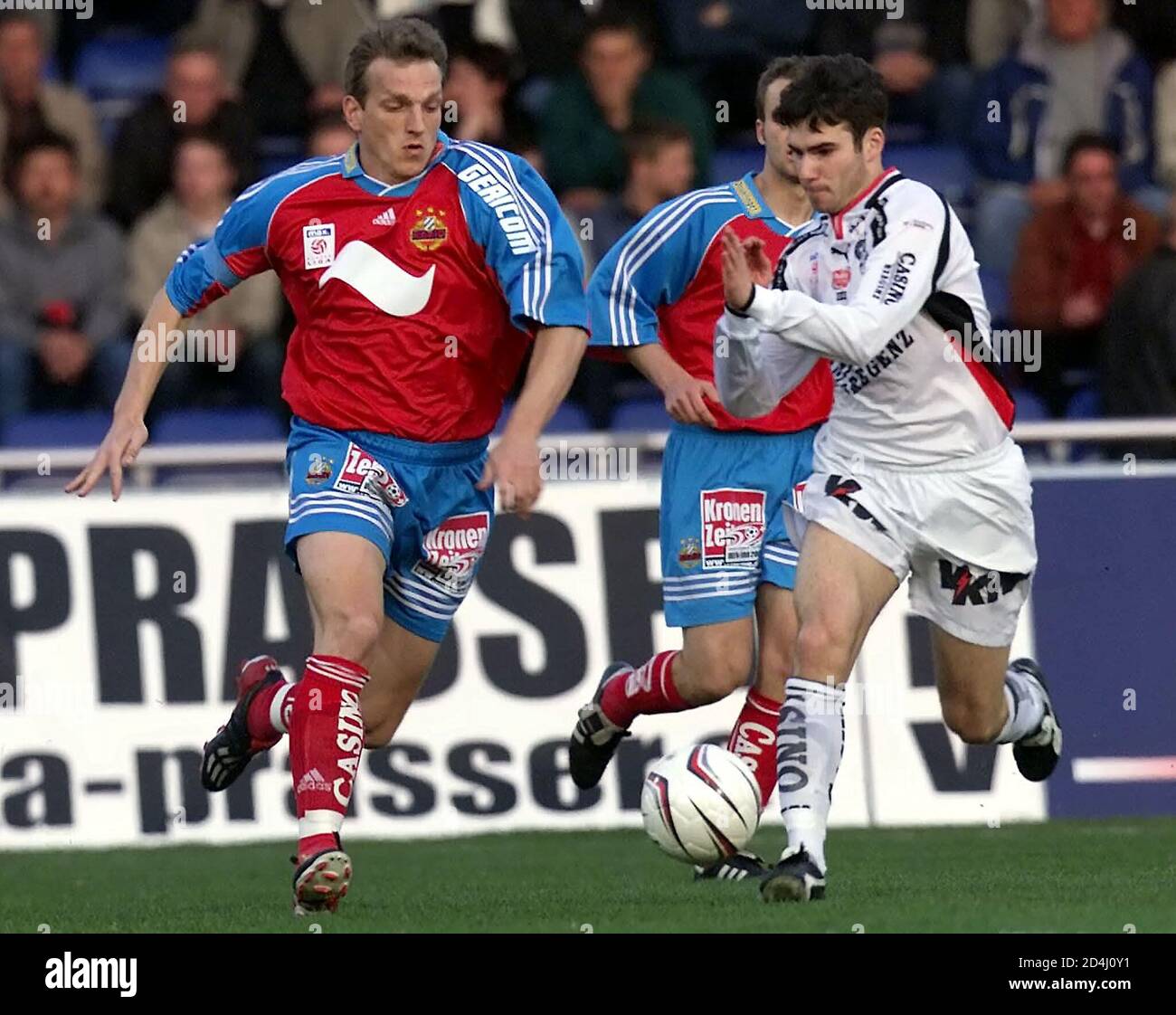 In der Fussball-Bundesliga spielt heute, am 3. April 2002, Bregenz gegen  Rapid. Im Bild Rapids Andreas Herzog (L) und Florian Sturm. REUTERS/Miro  Kuzmanovic REUTERS HP Stock Photo - Alamy