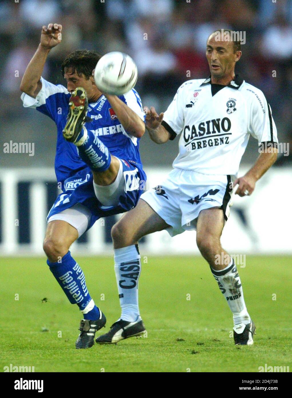 In Bregenz fand am Samstag, dem 31. Juli 2004, das Fussball Bundesligaspiel  Bregenz gegen GAK statt. Im Bild kaempfen der Bregenzer Asmir Ikanovic (R)  und Martin Ammerhauser um den Ball. REUTERS/Miro Kuzmanovic