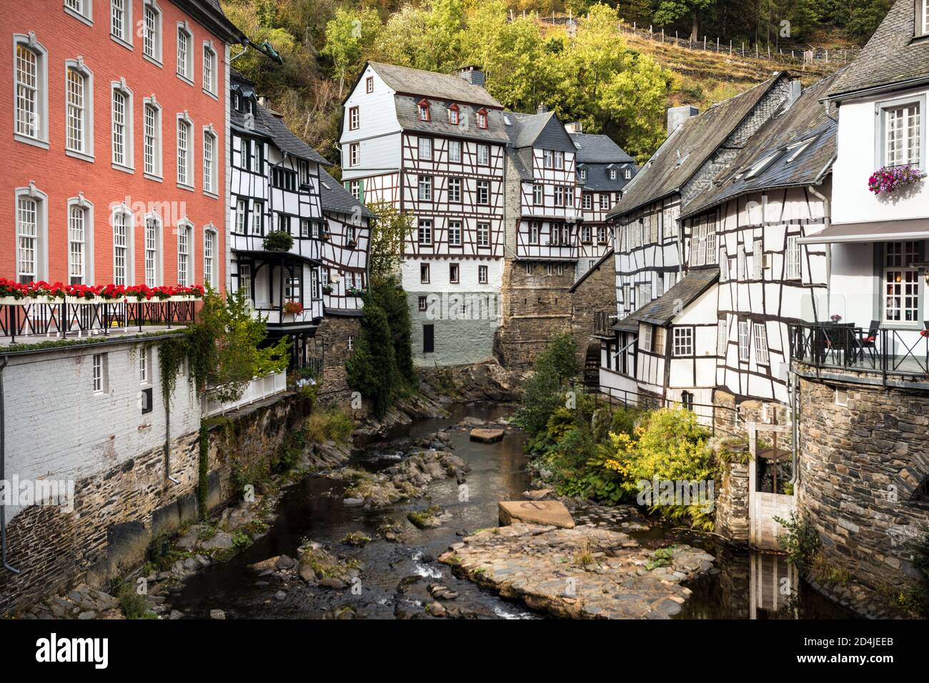 Historische Altstadt Monschau mit Rotes Haus und der Befestigungsanlage an der Rur Stock Photo