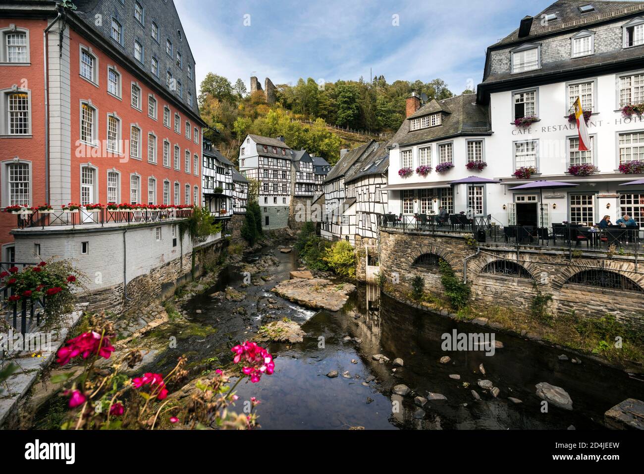 Historische Altstadt Monschau mit Rotes Haus und der Befestigungsanlage an der Rur Stock Photo