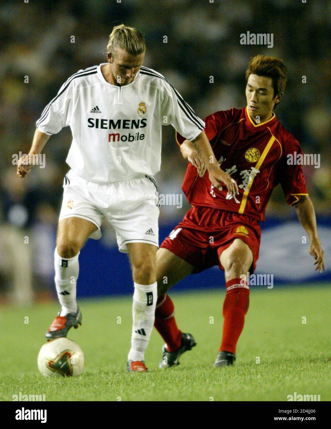 REAL MADRID'S DAVID BECKHAM FIGHTS FOR THE BALL WITH SHANG YI OF CHINA'S  DRAGON TEAM DURING A PROMOTIONAL MATCH AT THE WORKERS' STADIUM IN BEIJING.  Real Madrid's David Beckham (L) fights for