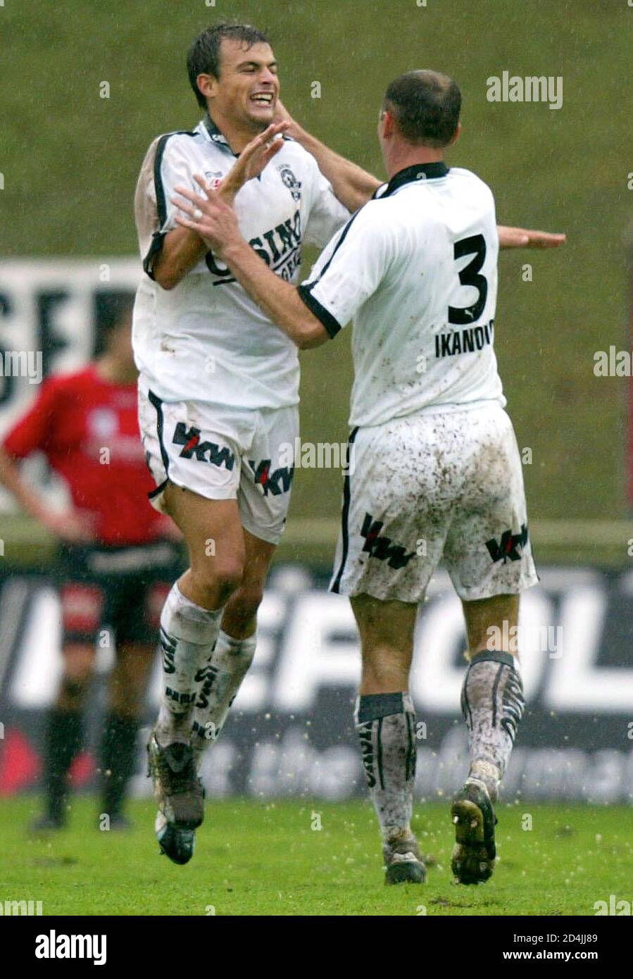 In der Fussball-Bundesliga spielte heute, am 13. September 2003, Admira gegen Bregenz. Alexander Hauser (L) und Asmir Ikanovic jubeln nach dem 0:1. REUTERS/Robert Zolles REUTERS  HPB/ Stock Photo