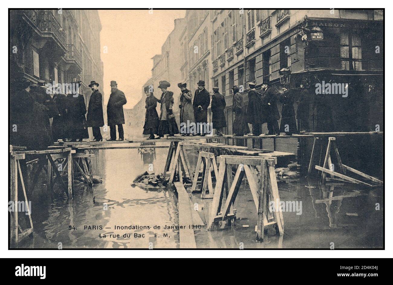 GREAT FLOOD PARIS 1910 La Rue du Bac PARIS FRANCE Vintage archive historic French 1900’s stylish postcard of one of the great natural catastrophes in Parisian and French history: the Great Flood of January 1910, the likes of which Paris had not seen since 1658. Torrential rain and snow floods most of Paris France Stock Photo