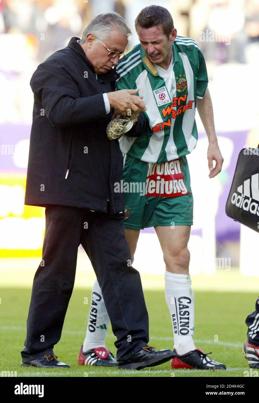 Rapid spielt in der Fussball-Bundesliga am 4. Oktober 2003 in Wien gegen Salzburg. Im Bild der Rapidarzt Dr. Lugscheider und der an der Hand verletzte Martin Hiden. REUTERS/Robert Zolles REUTERS  RZ/ Stock Photo