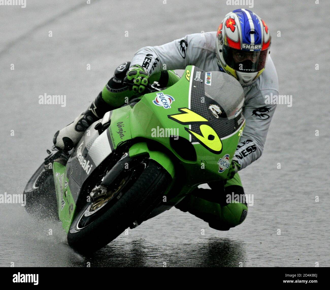 Overholdelse af Enkelhed Ekspedient Frenchman Oliver Jacque (No 19) from the Kawasaki Racing Team, rides in  heavy rain during the MotoGP race at the Shanghai International circuit  after the first ever MotoGP Grand Prix of China,