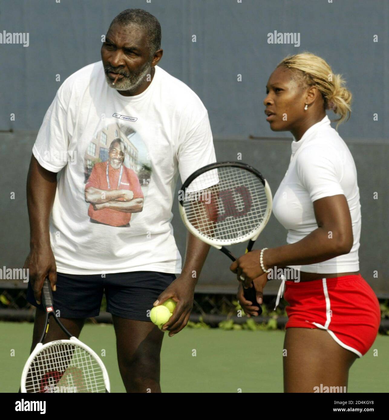 Serena Williams (R) and her father Richard practice at the U.S. Open in  Flushing Meadows, New York, September 4, 2002 Stock Photo - Alamy