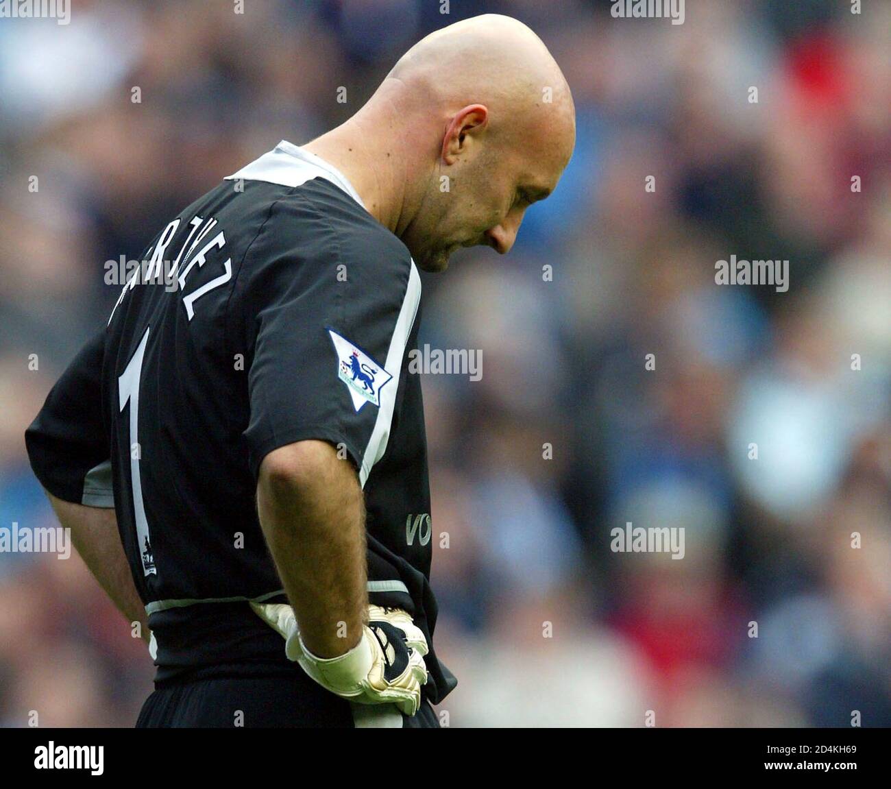 Manchester United's French goalkeeper Fabien Barthez hangs his head  following their English premier league match with [Manchester City at Maine  Road in Manchester, November 9, 2002. Manchester City won 3-1.] NO  ONLINE/INTERNET