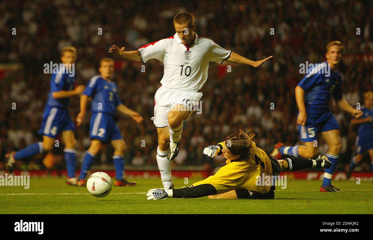 England's Michael Owen (top) forces an early save from Liechtenstein's keeper Peter Jehle during their Euro 2004 Championship Group Seven qualifier at Old Trafford, in Manchester September 10, 2003. REUTERS/Ian Hodgson  RUS/AA Stock Photo