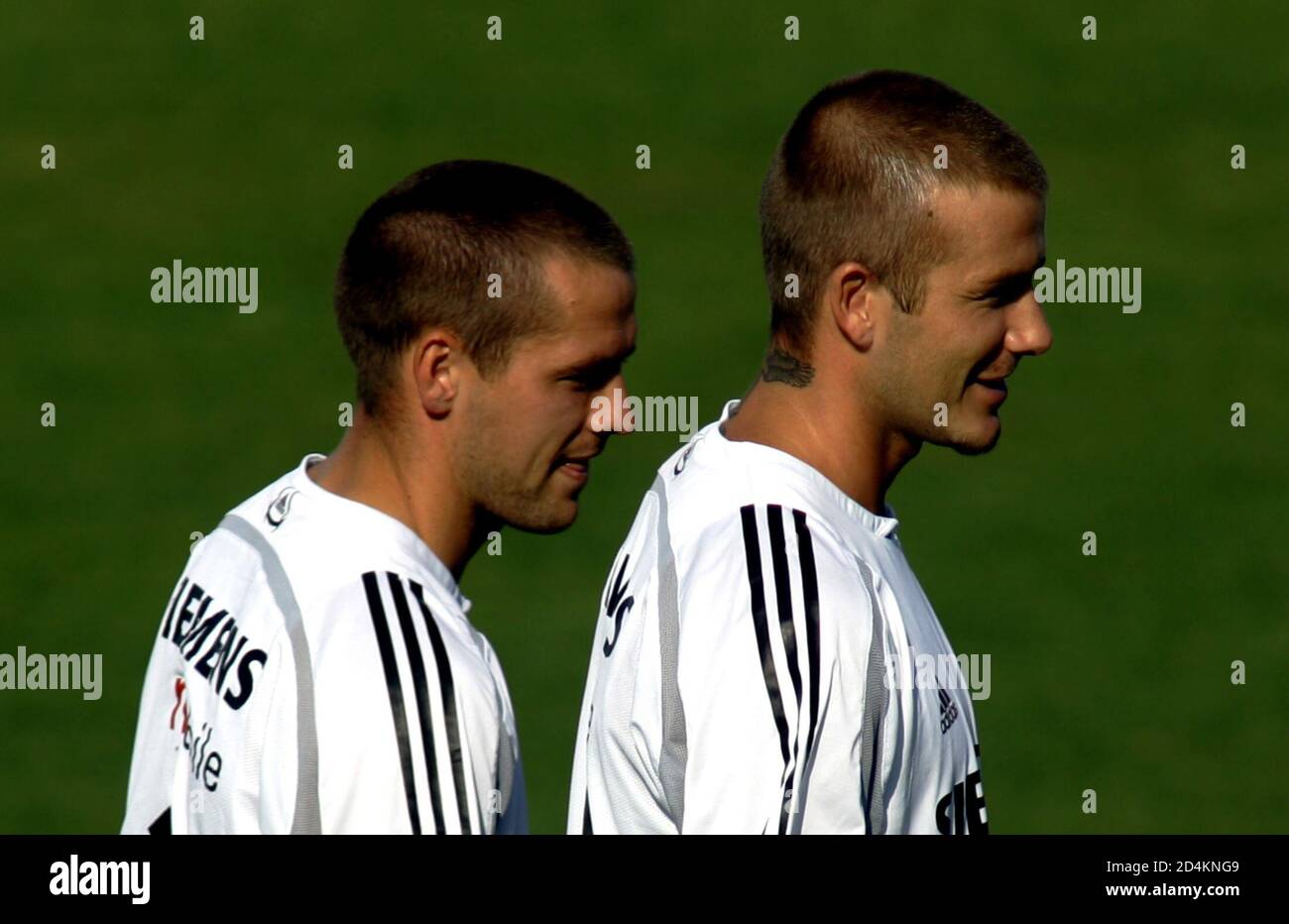 Real Madrid's new playerOwen with team mate Beckham during his first  training session with Real Madrid in Las Rozas. Real Madrid's new British  player Michael Owen (L) stands behind his team mate