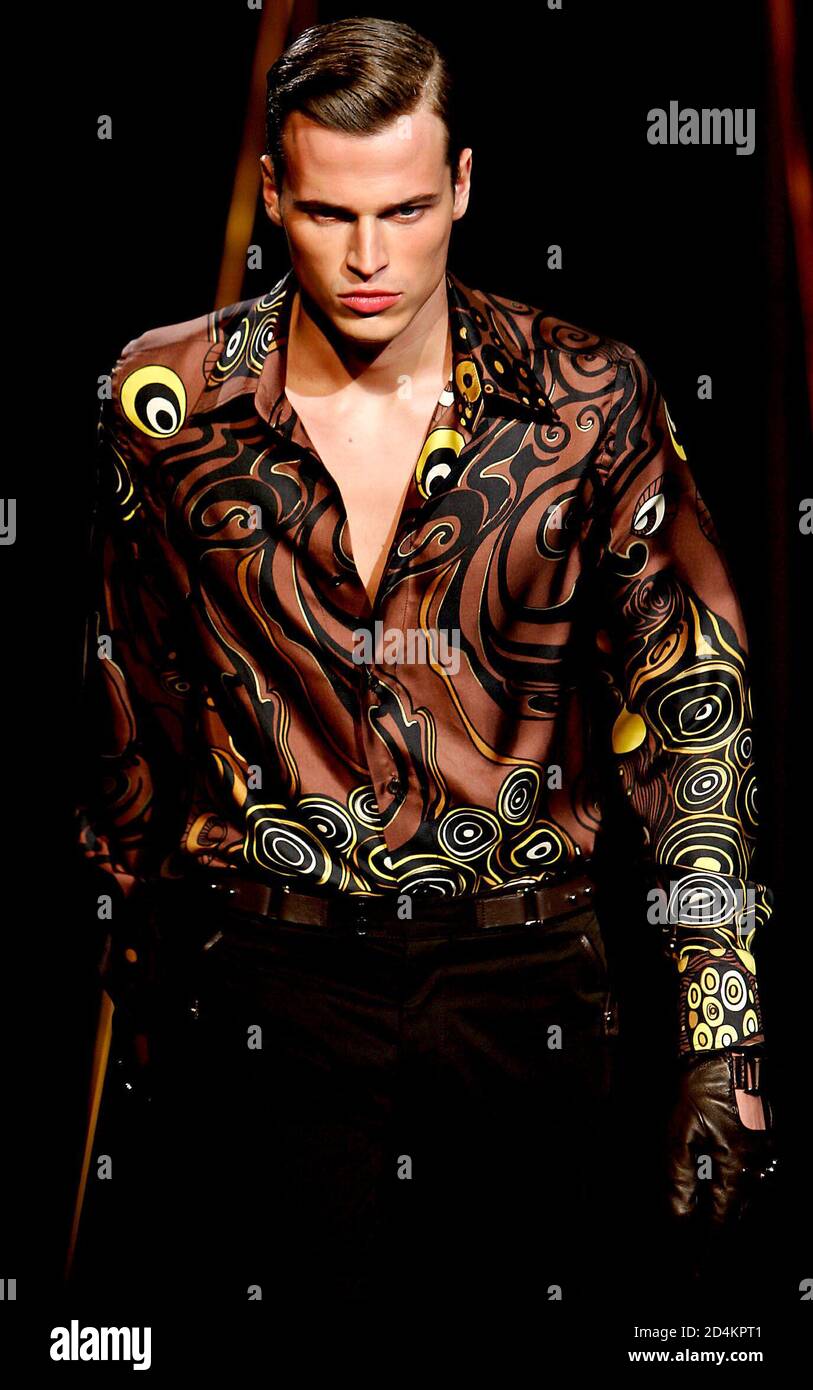 A model present a creation as part of Versace Fall/Winter 2005/2006 men's  collections during Milan Fashion Week, January 16, 2005 Stock Photo - Alamy