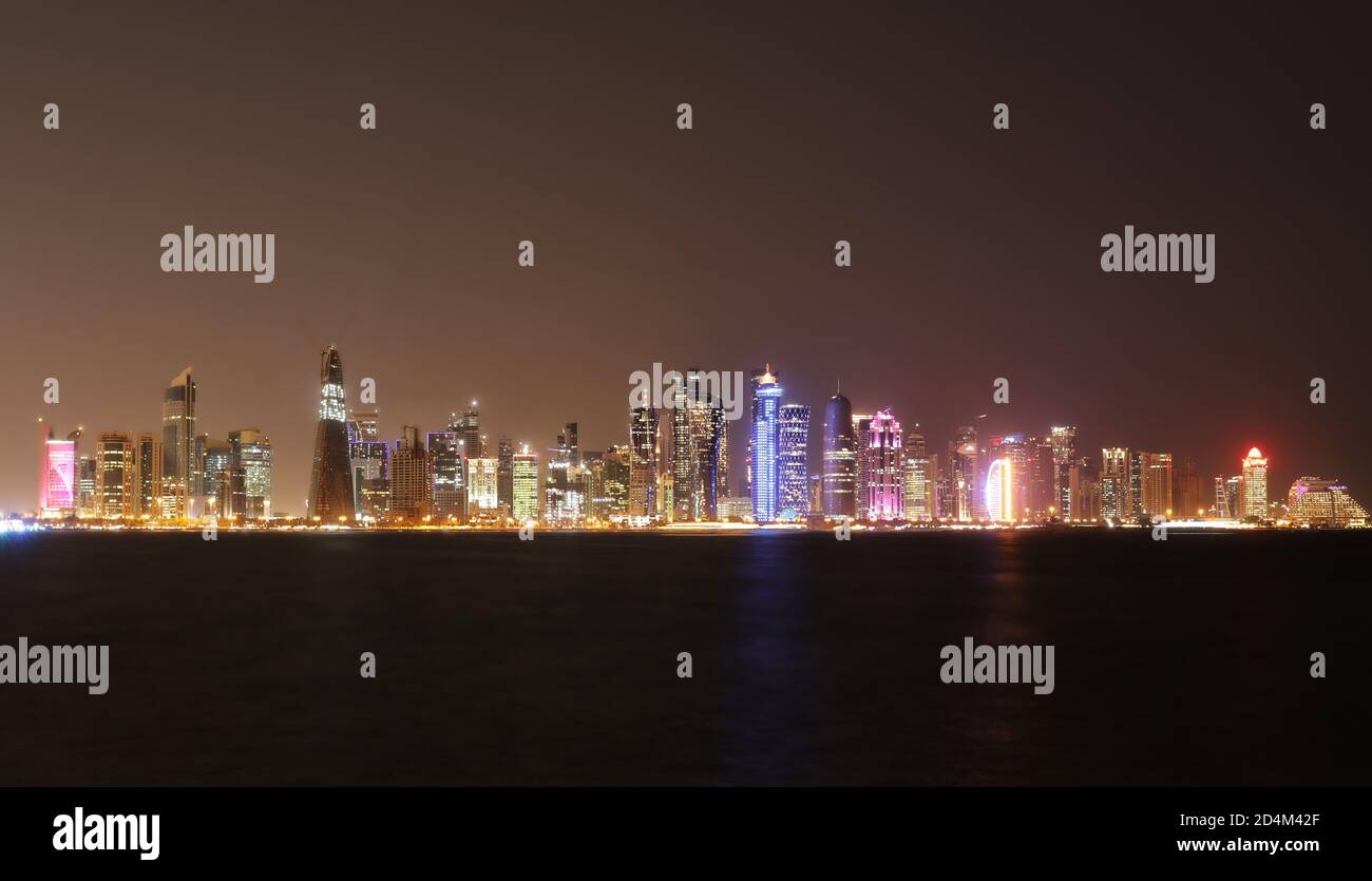 Sur l'écran en treillis en aluminium 9 Doha High Rise Office Tower à Doha,  Qatar Al Corniche structure hélicoïdale Photo Stock - Alamy