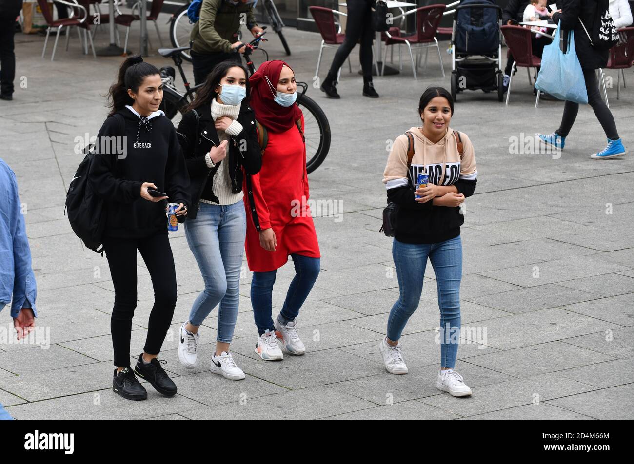 Teenagers wearing face masks hi-res stock photography and images - Alamy