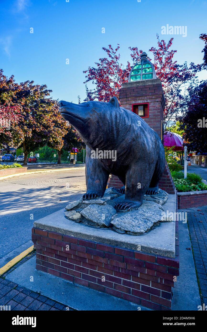Grizzly Bear sculpture, Revelstoke, British Columbia, Canada Stock Photo Alamy