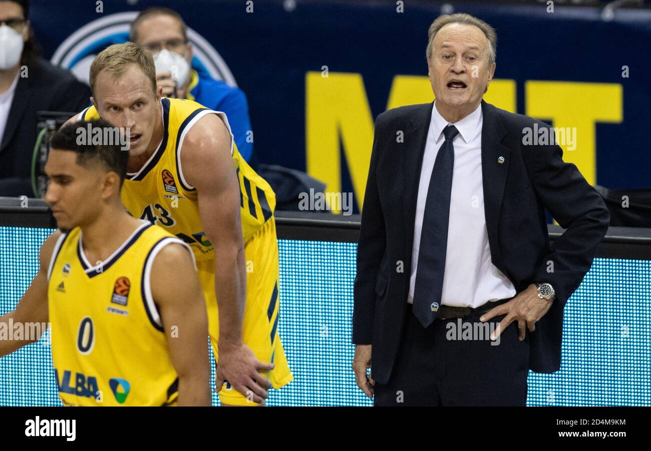 Berlin, Germany. 09th Oct, 2020. Basketball: Euroleague, Alba Berlin - FC Bayern Munich, main round, 2nd matchday, Mercedes-Benz Arena. ALBA's Head Coach Aito Garcia Reneses (r) calls something to his team besides the players Luke Sikma (M) and Maodo Lo. Credit: Andreas Gora/dpa/Alamy Live News Stock Photo