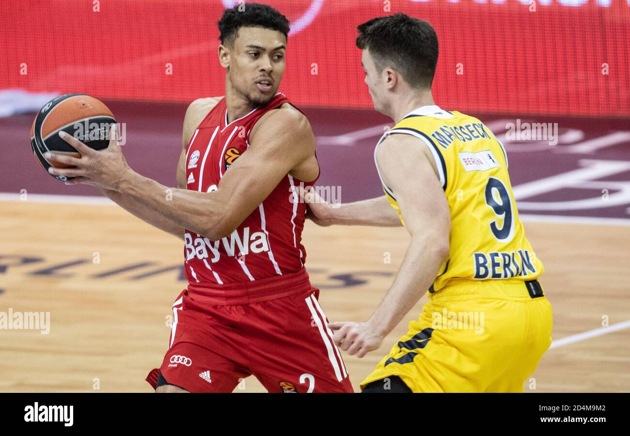 Berlin, Germany. 09th Oct, 2020. Basketball: Euroleague, Alba Berlin - FC  Bayern Munich, main round, 2nd matchday, Mercedes-Benz Arena. Wade Baldwin  (l) of Bayern Munich fights for the ball with Albas Jonas