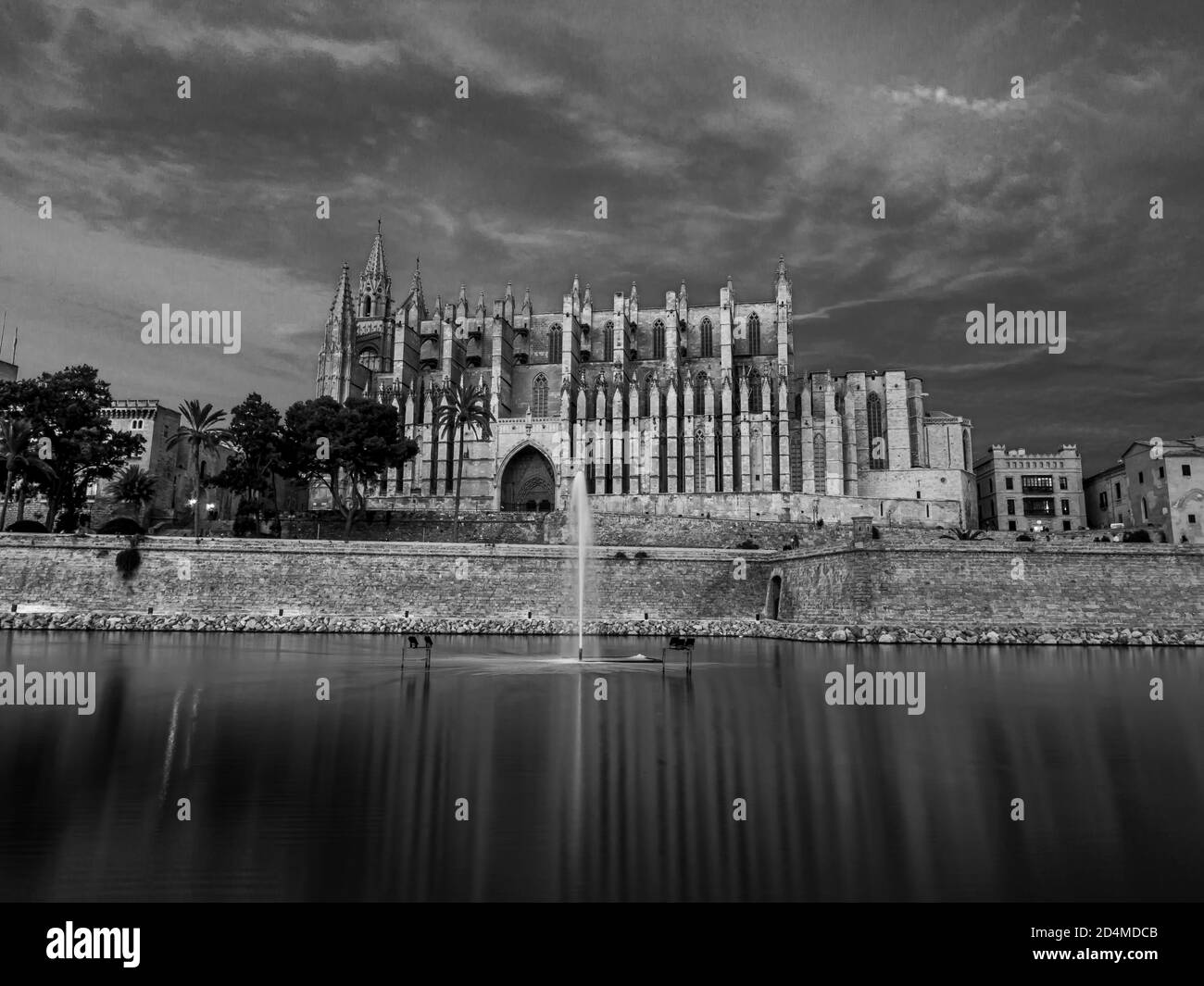 Nice black and white image of the cathedral of Palma de Mallorca, Spain, reflecting in the Parque del Mar. Stock Photo