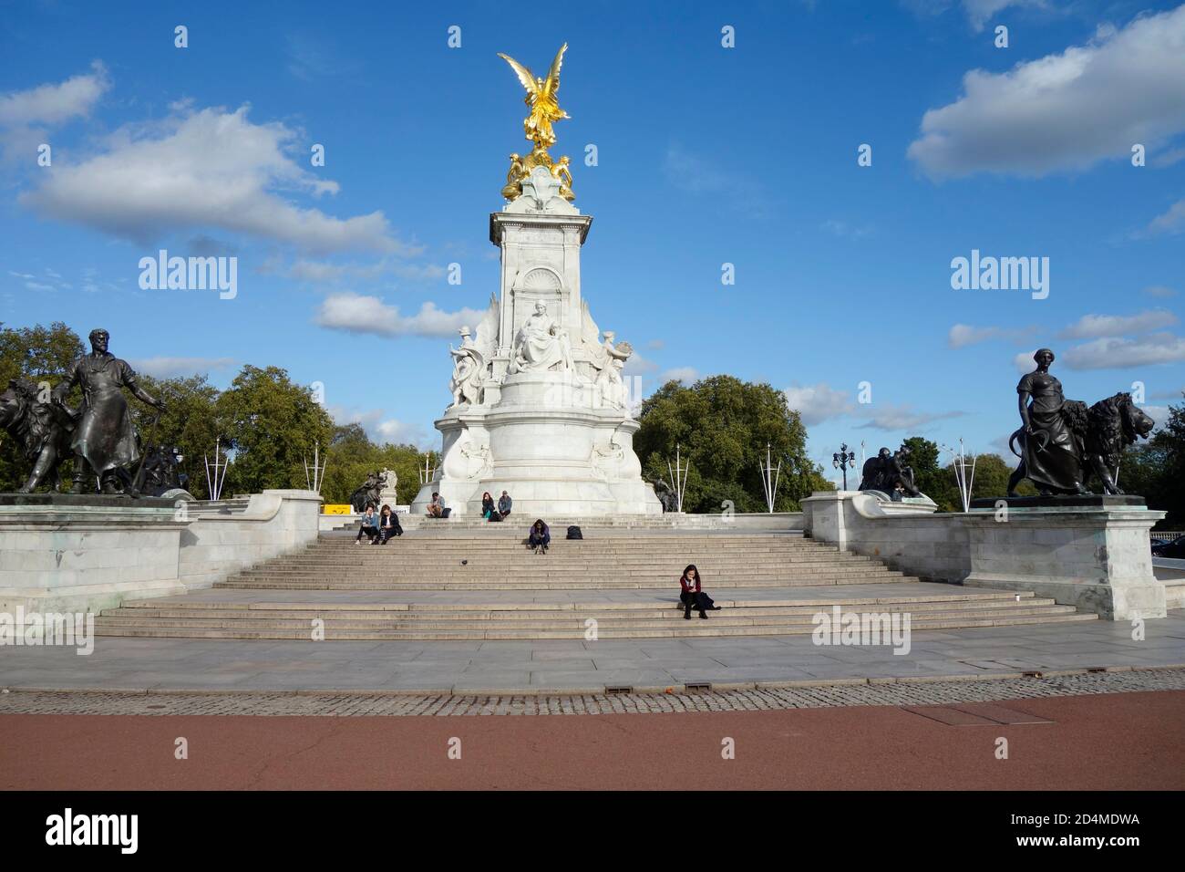 Memorial and statue of Queen Victoria in front of Buckingham Palace