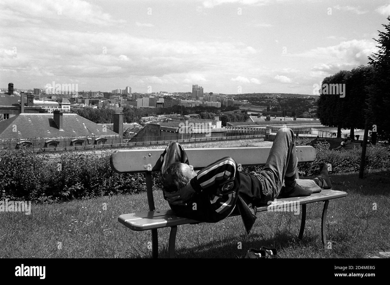 AJAXNETPHOTO. 28TH MAY, 2002. SAINT-CLOUD, ISLE DE FRANCE, FRANCE. - CHILLING OUT - VIEW OF PARIS SUBURBS FROM NEAR THE JARDIN DU TOCADERO.PHOTO:JONATHAN EASTLAND/AJAX REF:30606 21 Stock Photo