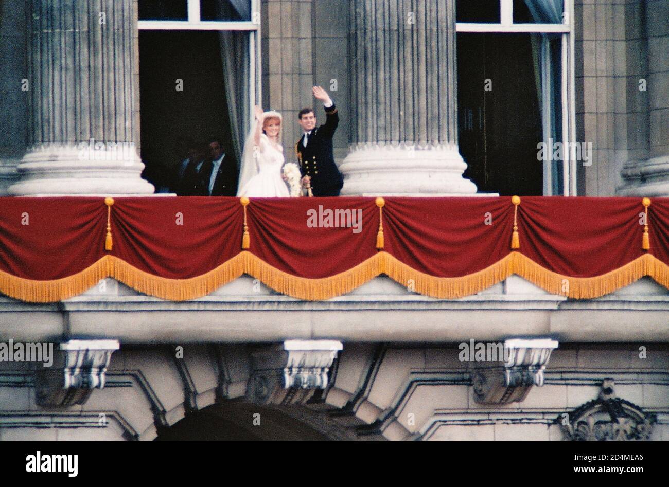 AJAXNETPHOTO. 23RD JULY, 1986. LONDON, ENGLAND. - BALCONY WAVE - HRH PRINCE ANDREW AND SARAH FERGUSON - DUKE AND DUCHESS OF YORK - WAVE TO CROWDS FROM BALCONY OF BUCKINGHAM PALACE AFTER THEIR WEDDING.  PHOTO: JONATHAN EASTLAND/AJAX REF:81403 1986 5B5 Stock Photo