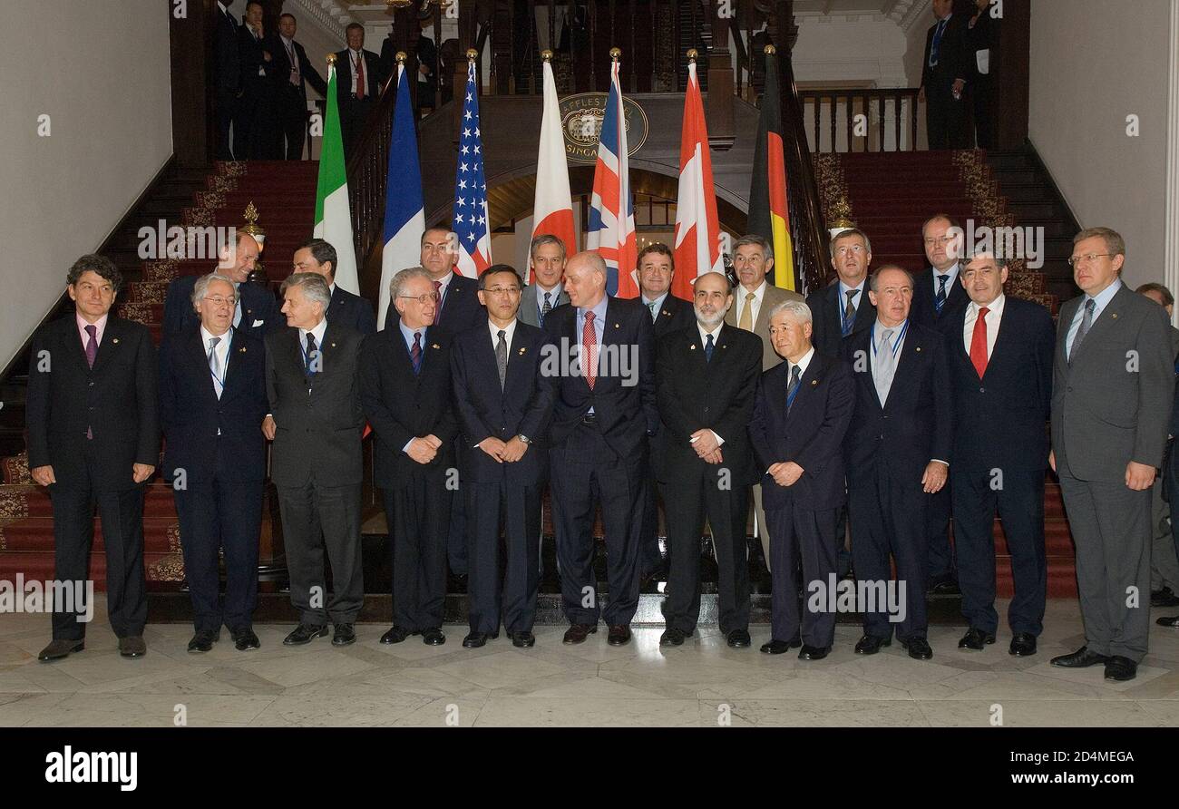 IMF Managing Director Rodrigo de Rato 3rd from R poses with the G-7 Finance Ministers and Central Bank Governors after their meeting at The Raffles Hotel in Singapore September 16 2006 Stock Photo