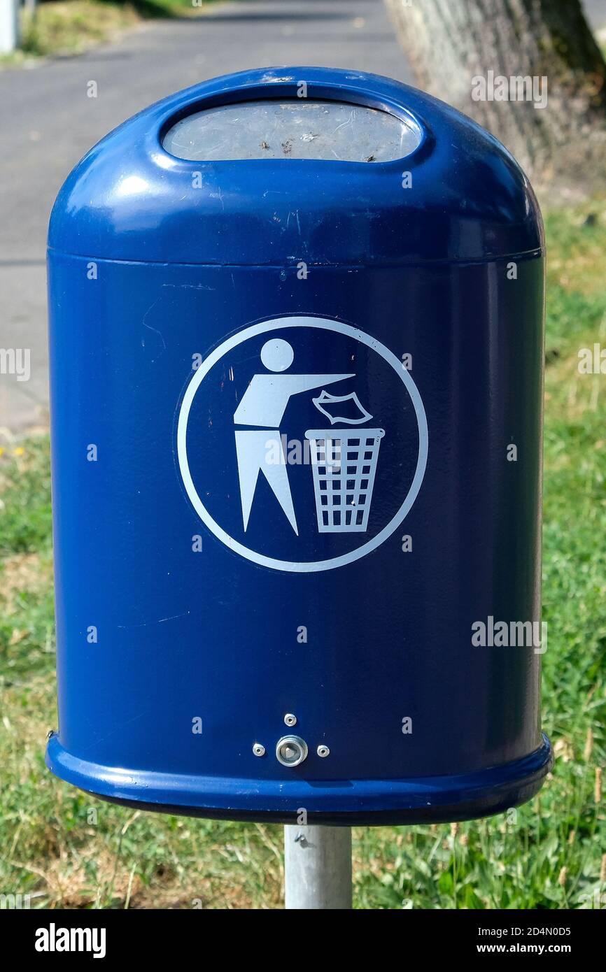 Trashbin hi-res stock photography and images - Alamy