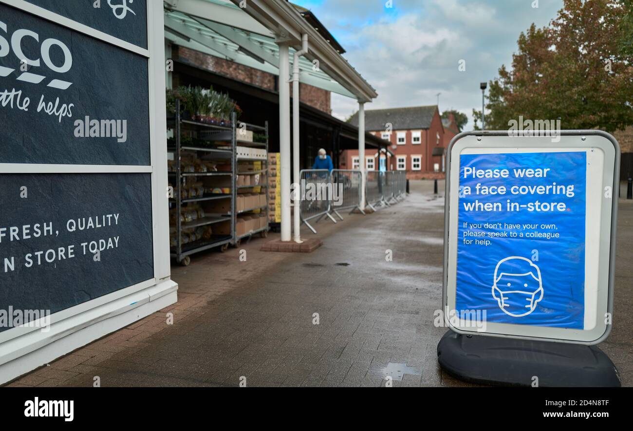 'Please wear a face covering in store' notice outside the Tesco supermarket, Oakham, Rutland, England, during the coronavirus epidemic, October 2020. Stock Photo