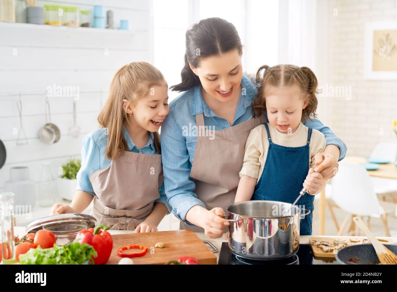 My mother cooking dinner. The happy mother and child in kitchen table. Dinner мультяшные. Готовка с детьми. Мама с дочкой готовят ужин на кухне.