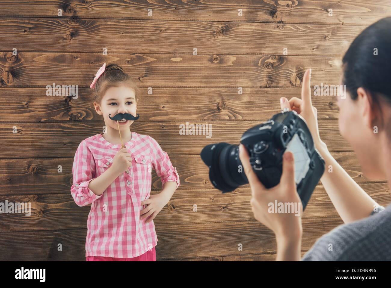 Женщина фотографирует ребенка. Фотографируй меня. Сфотографировал маму. Фоткает маму. Мама фотографирует подростка.