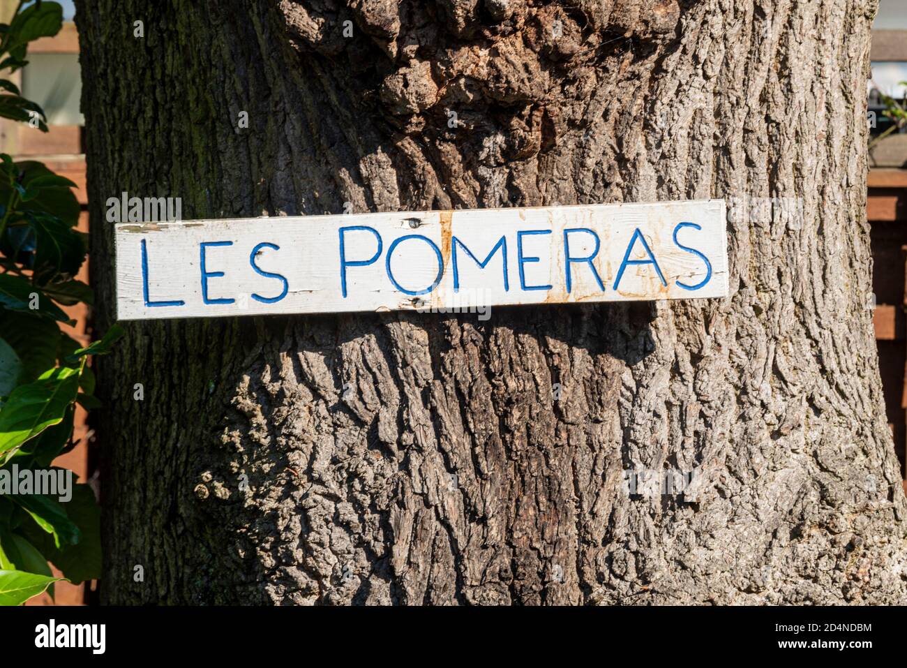 Les Pomeras house sign attached to tree on Ironwell Lane byway in Hawkwell, Rochford, Essex, UK. Rural, countryside area north of Southend Stock Photo