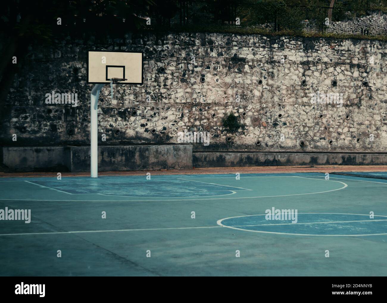 An Old And Abandoned Basketball Court In A Park Stock Photo Alamy