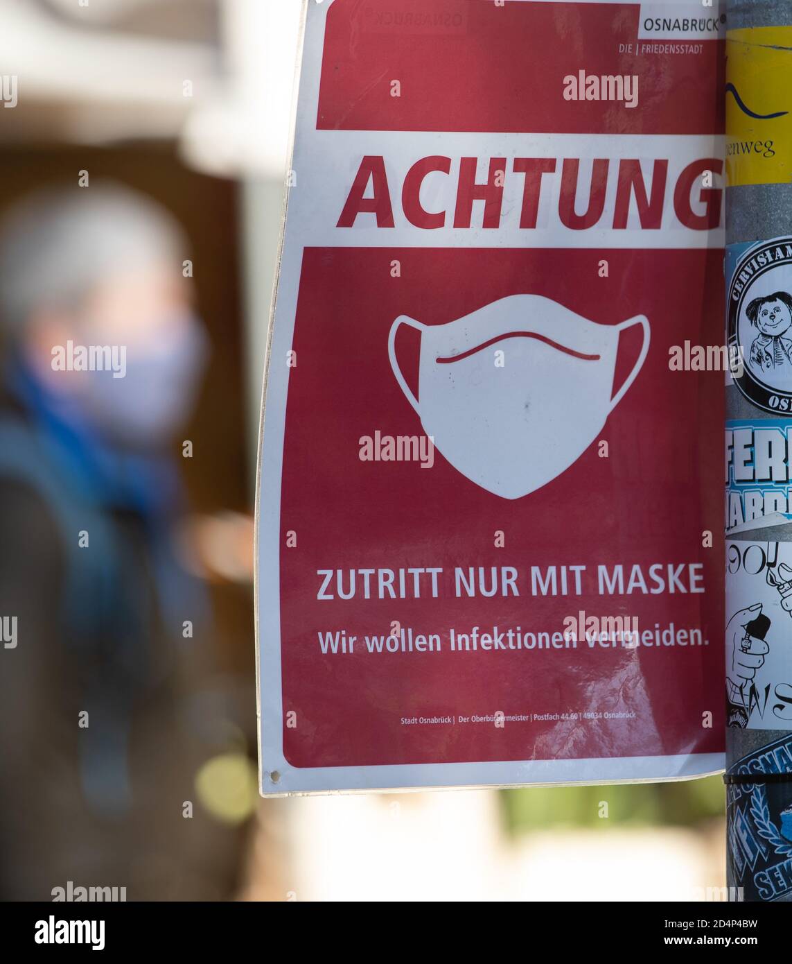 10 October 2020, Lower Saxony, Osnabrück: The wearing of a mask is indicated in front of a sales stand. Due to the Corona pandemic, this year there will be no fair at the Halle Gartlage, but a so-called 'special market' on the cathedral forecourt. Photo: Friso Gentsch/dpa Stock Photo