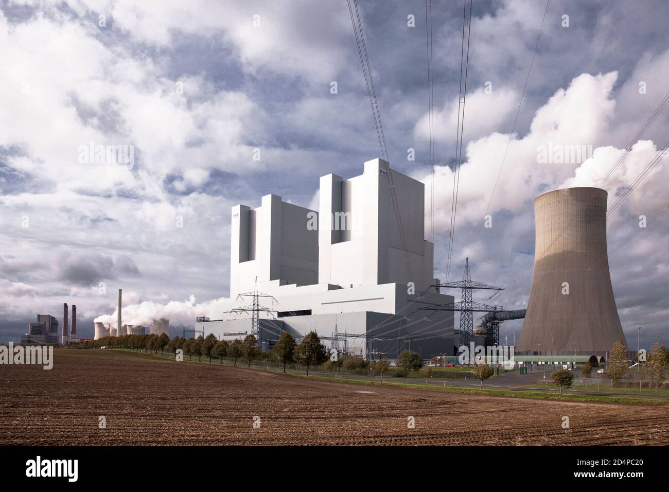 the lignite-fired power station Neurath in Grevenbroich, operated by RWE Power AG, North Rhine-Westphalia, Germany.  das Braunkohlekraftwerk Neurath b Stock Photo