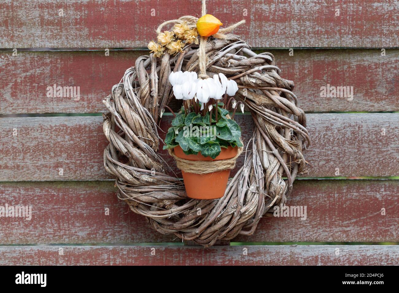 Hanging flower decoration hi-res stock photography and images - Alamy