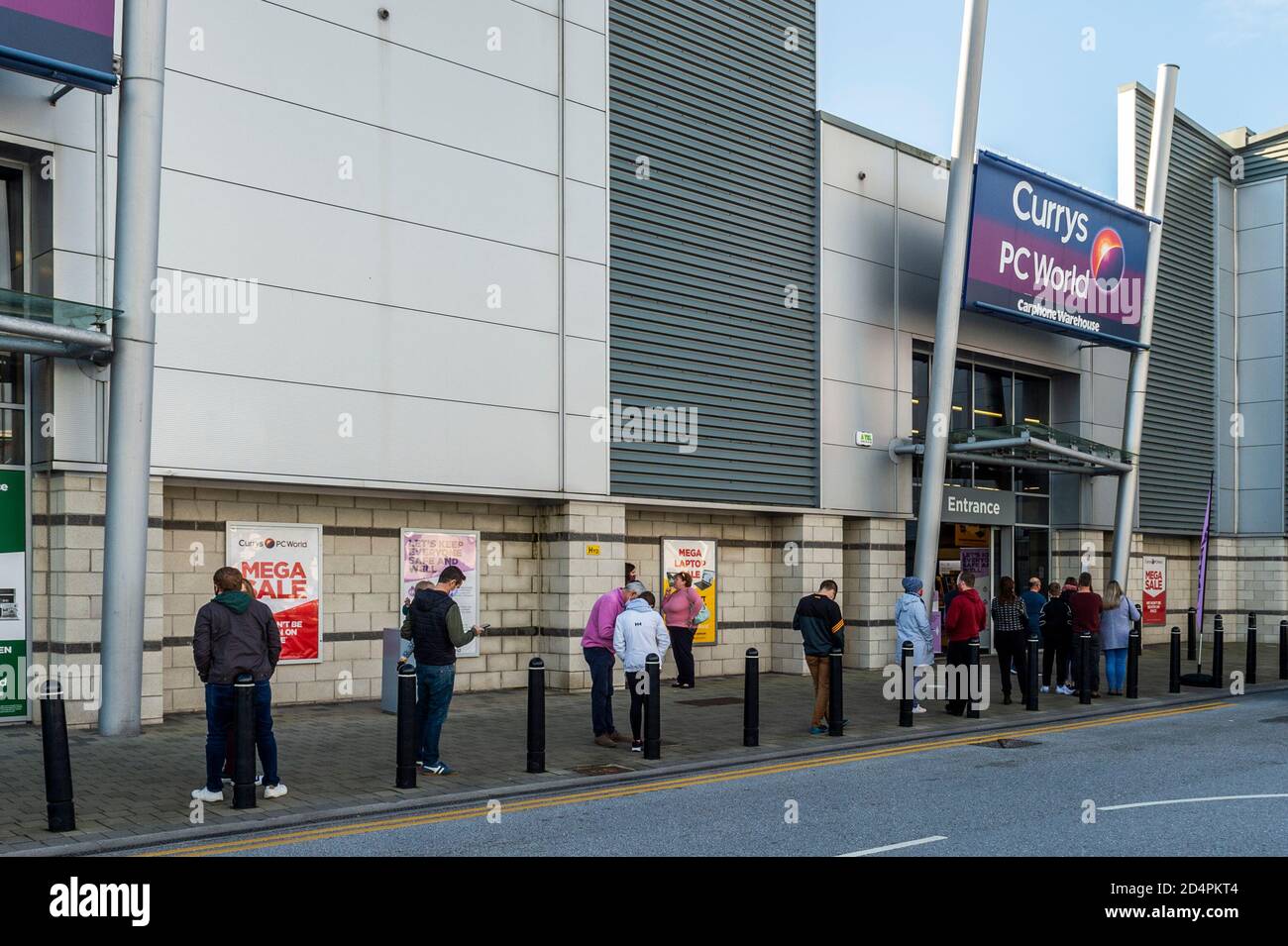 Cork, Ireland. 10th Oct, 2020. There were big queues outside Currys/PC World, Mahon, Cork, today after retailers warned there could be a shortage of the most popular products for Christmas due to the COVID-19 pandemic. Credit: AG News/Alamy Live News Stock Photo