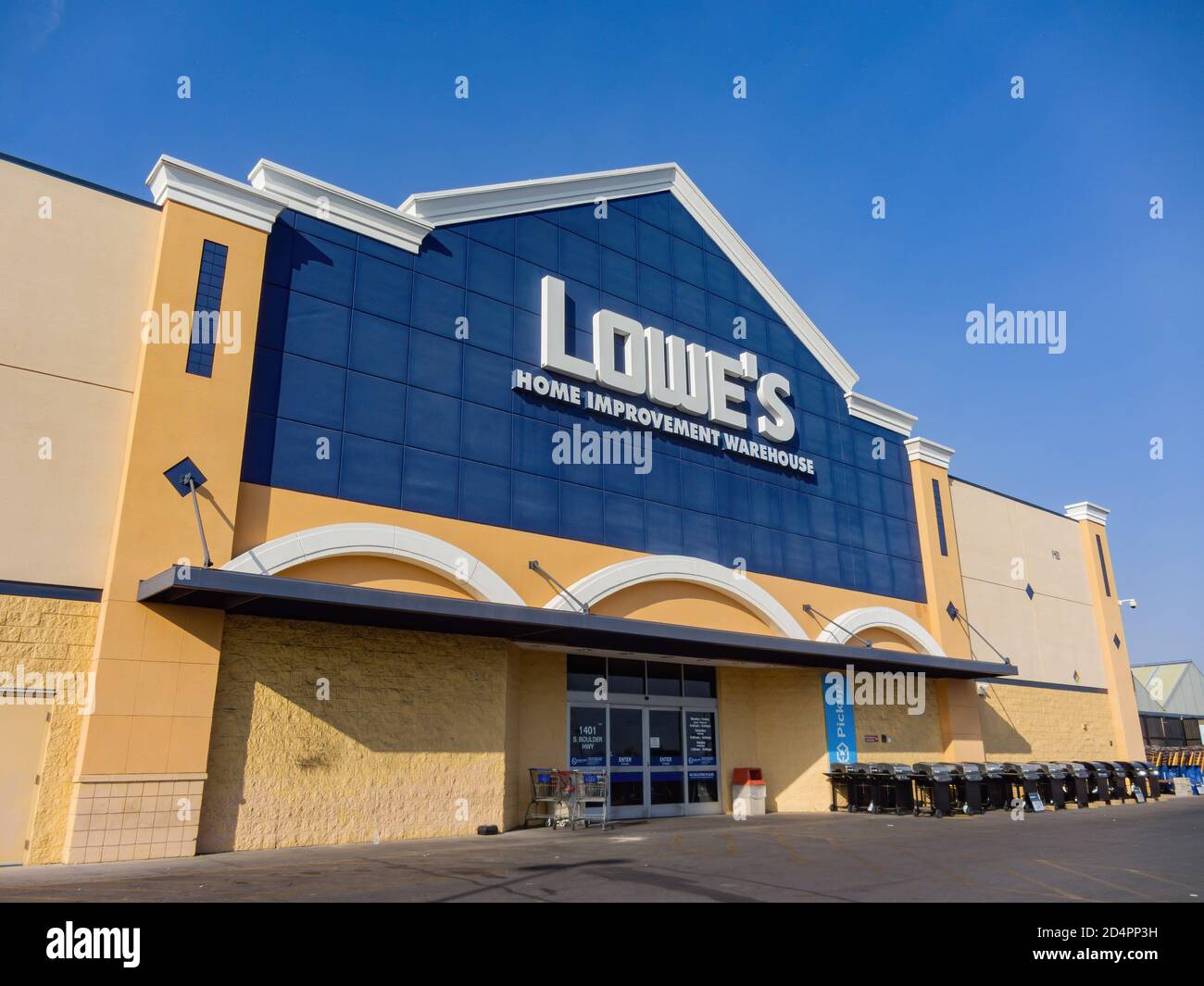 Las Vegas, SEP 27, 2020 - Sunny exterior view of the Lowe's Home Improvement Stock Photo