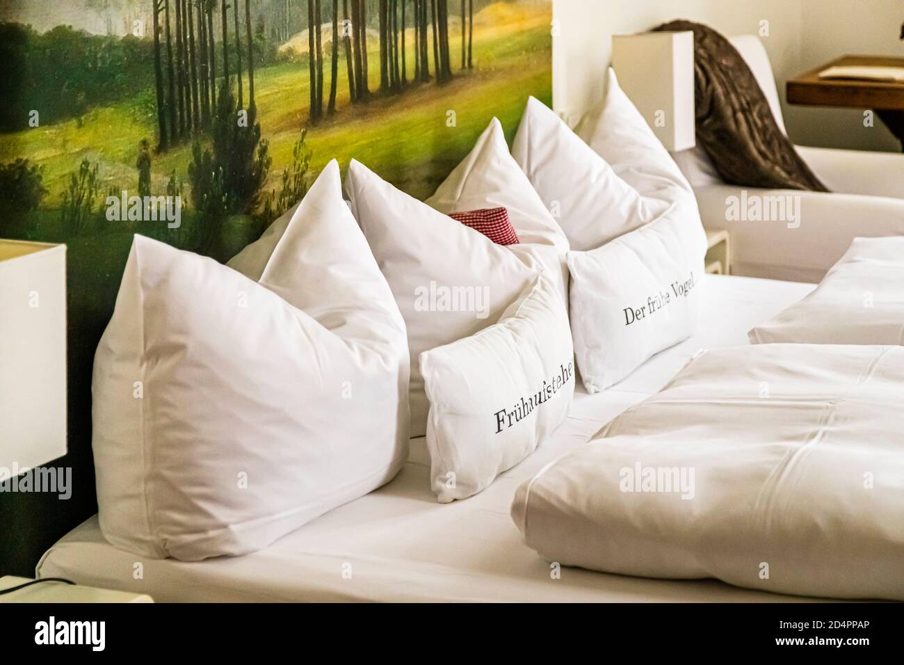 No matter what kind of excursions you take around Kavaliershaus Schloss Blücher during the day, in the evening you can look forward to art on the bed and an originally furnished suite. Hotel Kavaliershaus in Fincken, Röbel-Müritz, Germany Stock Photo
